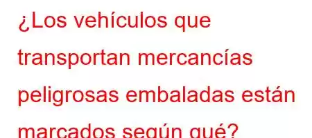 ¿Los vehículos que transportan mercancías peligrosas embaladas están marcados según qué?