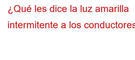 ¿Qué les dice la luz amarilla intermitente a los conductores